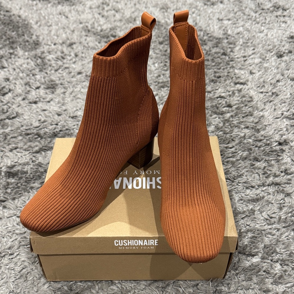 CUSHIONAIRE Women's Tan Heeled Boots